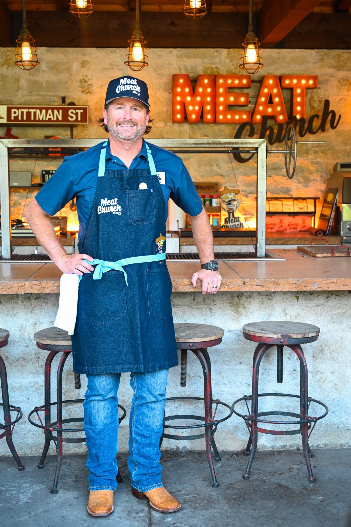 hedley-and-bennett-meat-church-apron-navy-k7 NAVY_H_B_APRON_LIFESTYLE_OUTDOOR_KITCHEN_TIED.jpg